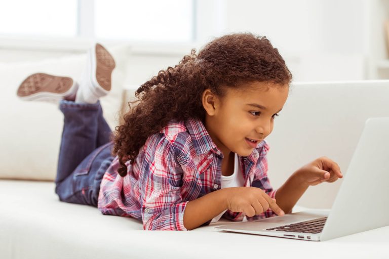 ילדה עובדת במחשב