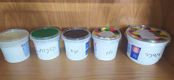 מיכלי ההנבטה מוכנים מסודרים בשורה