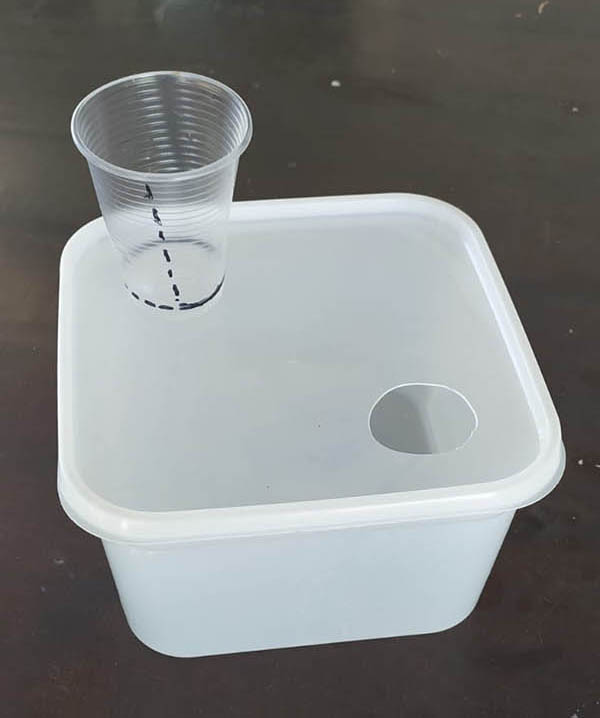 שלב ראשון חיתוך המיכל והכוס