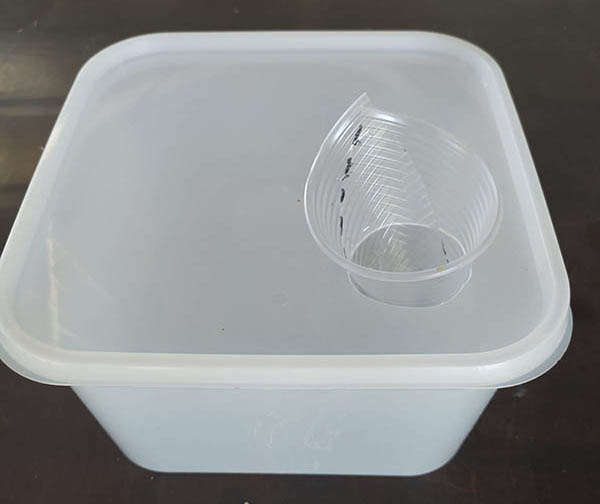 שלב שלישי - העמדת המיכל והכוס